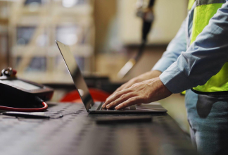 PIM-Entwicklung für automatisierte Arbeitskleidungs-Beschaffung